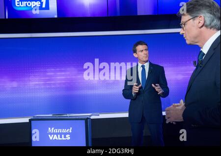 L'ancien Premier ministre Manuel Valls (L) et l'ancien ministre de l'éducation, Vincent Peillon, avant de participer à un débat télévisé final des candidats aux primaires présidentielles de la gauche française avant l'élection présidentielle de 2017 Paris, FRANCE - 19/01/2017. Banque D'Images