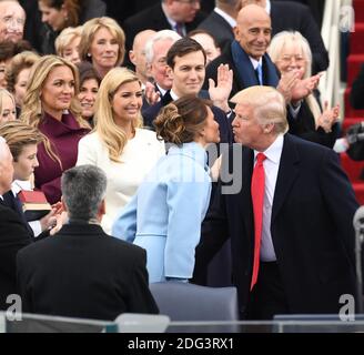 Le président élu Donald J. Trump embrasse sa femme Melania alors qu'il arrive pour son investiture le 20 janvier 2017 à Washington, D.C. Trump devient le 45e président des États-Unis. Photo de Pat Benic/UPI Banque D'Images