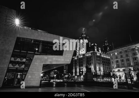 Le bâtiment Mersey Ferries sur le front de mer de Liverpool avec le Bâtiment emblématique du Royal Liver Building en arrière-plan Banque D'Images