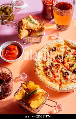 Pizza italienne avec légumes, ailes de poulet, pommes de terre, sauce Banque D'Images