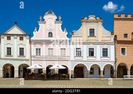 Restaurant en face de maisons emblématiques avec arcades et hauts gables à Zacharias de la place Hradec, UNESCO, Telc, région de Vysocina, République Tchèque Banque D'Images