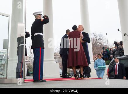 Le président élu, Donald Trump embrasse la Première Dame Michelle Obama comme salut et son épouse Melania sont accueillis par le président Barack Obama et la Première Dame qu'ils arrivent à la Maison blanche avant son investiture à Washington, D.C. le 20 janvier 2017. Plus tard aujourd'hui, Donald Trump seront assermentés à titre de président de la 45e. Photo par Kevin Dietsch/UPI Banque D'Images