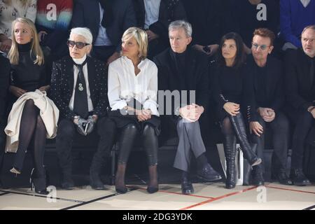 Delphine Arnault, Karl Lagerfeld, Helene Mercier-Arnault, Bernard Arnault, Bono et sa femme Ali Hewson assistaient au spectacle de vêtements pour hommes Dior automne/hiver 2017-2018 dans le cadre de la semaine de la mode à Paris, en France, le 21 janvier 2017. Photo de Jerome Domine/ABACAPRESS.COM Banque D'Images