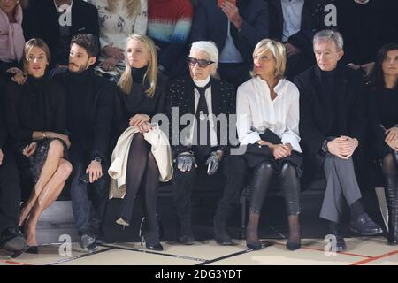 Pierre Niney et sa petite amie Natasha Andrews, Delphine Arnault, Karl Lagerfeld, Helene Mercier-Arnault, Bernard Arnault assistent au spectacle de vêtements pour hommes Dior automne/hiver 2017-2018 dans le cadre de la semaine de la mode à Paris, en France, le 21 janvier 2017. Photo de Jerome Domine/ABACAPRESS.COM Banque D'Images