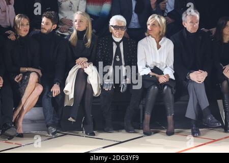 Pierre Niney et sa petite amie Natasha Andrews, Delphine Arnault, Karl Lagerfeld, Helene Mercier-Arnault, Bernard Arnault assistent au spectacle de vêtements pour hommes Dior automne/hiver 2017-2018 dans le cadre de la semaine de la mode à Paris, en France, le 21 janvier 2017. Photo de Jerome Domine/ABACAPRESS.COM Banque D'Images