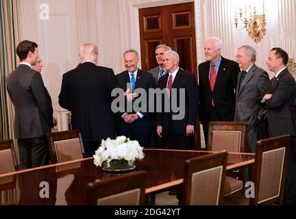 Le président des États-Unis Donald Trump accueille une réception pour les dirigeants républicains et démocrates de la Maison-Blanche et du Sénat américain dans la salle à manger de la Maison-Blanche à Washington, DC, États-Unis, le lundi 23 janvier 2017. Photo de Ron Sachs/CNP/ABACAPRESS.COM Banque D'Images