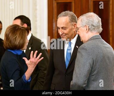 Nancy Pelosi (démocrate de la Californie), la dirigeante de la minorité parlementaire américaine, s'engage dans une conversation avec le leader de la minorité sénatoriale américaine Chuck Schumer (démocrate de New York) et le leader de la majorité sénatoriale américaine Mitch McConnell (républicain du Kentucky) Avant l'arrivée du président américain Donald Trump lors d'une réception pour les dirigeants républicains et démocrates de la Chambre des représentants et du Sénat américain dans la salle à manger de la Maison Blanche à Washington, DC, USA, le lundi 23 janvier 2017. Photo de Ron Sachs/CNP/ABACAPRESS.COM Banque D'Images