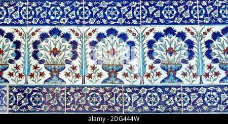 Carreaux d'Iznik lapis avec motif floral sur un mur dans le harem dans le palais de Topkapi, à Istanbul, Turquie Banque D'Images