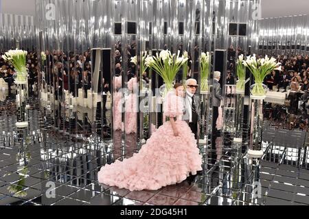 Lily-Rose Depp et Karl Lagerfeld marchent sur la piste lors des spectacles du printemps 2017 de Chanel haute Couture dans le cadre de la semaine de la mode de Paris le 24 janvier 2017 à Paris, France. Photo de Laurent Zabulon/ABACAPRESS.COM Banque D'Images