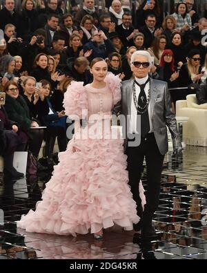 Lily-Rose Depp et Karl Lagerfeld marchent sur la piste lors des spectacles du printemps 2017 de Chanel haute Couture dans le cadre de la semaine de la mode de Paris le 24 janvier 2017 à Paris, France. Photo de Laurent Zabulon/ABACAPRESS.COM Banque D'Images