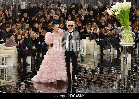 Lily-Rose Depp et Karl Lagerfeld marchent sur la piste lors des spectacles du printemps 2017 de Chanel haute Couture dans le cadre de la semaine de la mode de Paris le 24 janvier 2017 à Paris, France. Photo de Laurent Zabulon/ABACAPRESS.COM Banque D'Images