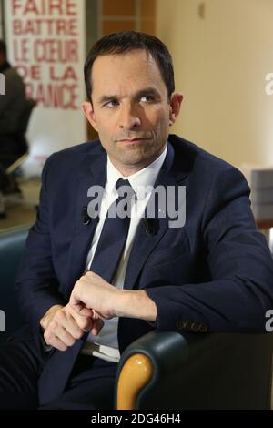 Exclusif. Benoit Hamon, candidat aux primaires présidentielles socialistes, pose au siège de sa campagne dans le Tour Montparnasse à Paris, France, le 24 janvier 2017. Photo de Jerome Domine/ABACAPRESS.COM Banque D'Images