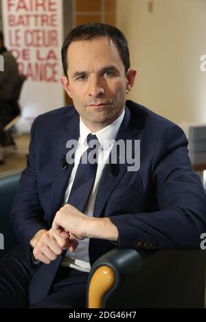 Exclusif. Benoit Hamon, candidat aux primaires présidentielles socialistes, pose au siège de sa campagne dans le Tour Montparnasse à Paris, France, le 24 janvier 2017. Photo de Jerome Domine/ABACAPRESS.COM Banque D'Images