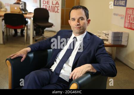 Exclusif. Benoit Hamon, candidat aux primaires présidentielles socialistes, pose au siège de sa campagne dans le Tour Montparnasse à Paris, France, le 24 janvier 2017. Photo de Jerome Domine/ABACAPRESS.COM Banque D'Images