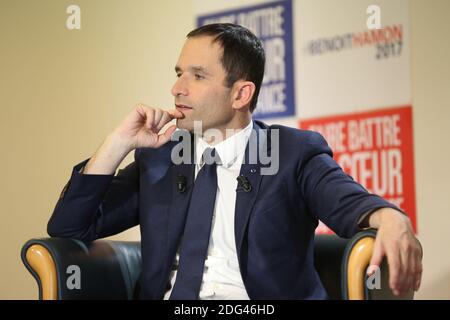 Exclusif. Benoit Hamon, candidat aux primaires présidentielles socialistes, pose au siège de sa campagne dans le Tour Montparnasse à Paris, France, le 24 janvier 2017. Photo de Jerome Domine/ABACAPRESS.COM Banque D'Images