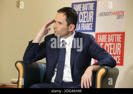 Exclusif. Benoit Hamon, candidat aux primaires présidentielles socialistes, pose au siège de sa campagne dans le Tour Montparnasse à Paris, France, le 24 janvier 2017. Photo de Jerome Domine/ABACAPRESS.COM Banque D'Images