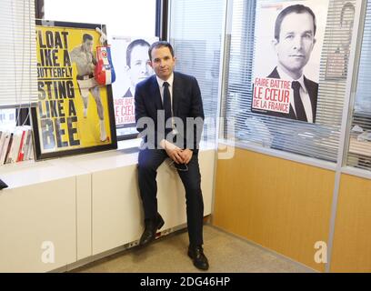 Exclusif. Benoit Hamon, candidat aux primaires présidentielles socialistes, pose au siège de sa campagne dans le Tour Montparnasse à Paris, France, le 24 janvier 2017. Photo de Jerome Domine/ABACAPRESS.COM Banque D'Images