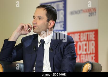 Exclusif. Benoit Hamon, candidat aux primaires présidentielles socialistes, pose au siège de sa campagne dans le Tour Montparnasse à Paris, France, le 24 janvier 2017. Photo de Jerome Domine/ABACAPRESS.COM Banque D'Images