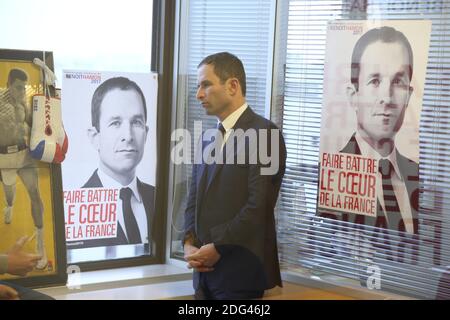 Exclusif. Benoit Hamon, candidat aux primaires présidentielles socialistes, pose au siège de sa campagne dans le Tour Montparnasse à Paris, France, le 24 janvier 2017. Photo de Jerome Domine/ABACAPRESS.COM Banque D'Images