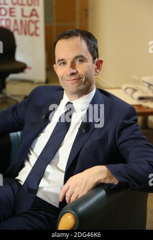 Exclusif. Benoit Hamon, candidat aux primaires présidentielles socialistes, pose au siège de sa campagne dans le Tour Montparnasse à Paris, France, le 24 janvier 2017. Photo de Jerome Domine/ABACAPRESS.COM Banque D'Images