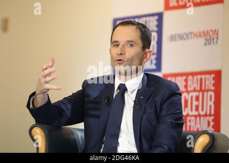 Exclusif. Benoit Hamon, candidat aux primaires présidentielles socialistes, pose au siège de sa campagne dans le Tour Montparnasse à Paris, France, le 24 janvier 2017. Photo de Jerome Domine/ABACAPRESS.COM Banque D'Images