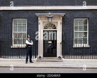 Policier qui garde la porte du 10 Downing Street, Londres, Royaume-Uni Banque D'Images