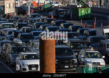 Les voitures s'embarquent à bord du ferry M/V Puyallup jusqu'à l'île Bainbridge au terminal des ferries de Seattle le vendredi 4 décembre 2020. Banque D'Images