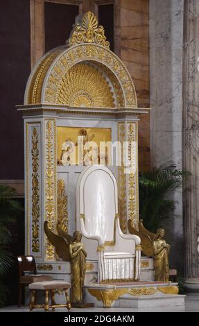 Une vue du trône du pape avant que le pape François ne participe à un service de prière du Vesper à la basilique Saint-Paul à l'extérieur des murs de Rome, Italie, le 25 janvier 2017, pour marquer la fin de la semaine de prière pour l'unité chrétienne. Au cours du service que le pape François a déclaré qu'une réconciliation authentique entre chrétiens ne sera réalisée que lorsque nous pourrons reconnaître les dons de chacun et apprendre les uns des autres avec humilité. Photo par Eric Vandeville/ABACAPRESS.COM Banque D'Images