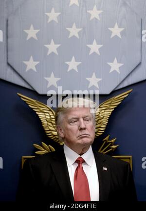 LE président AMÉRICAIN Donald Trump regarde avant de signer des décrets dans le Hall of Heroes du ministère de la Défense de Virginie, le 27 janvier 2017. Photo par Olivier Douliery/Abaca Banque D'Images