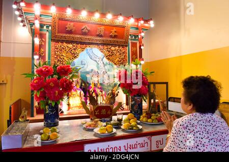 Femme priant au Temple Guan Yu, Chinatown, Chiang Mai, Thaïlande Banque D'Images