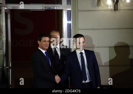 Vainqueur des primaires en lef avant les élections présidentielles de 2017 en France, Benoit Hamon (R) se dresse avec le candidat vaincu Manuel Valls (L) et le parti socialiste général Secreary Jean-Christophe Cambadelis, suite à l'annonce des résultats du deuxième tour des primaires de gauche, au siège du parti socialiste le 29 janvier, 2017, à Paris, France. Photo par Eliot Blondt/ABACAPRESS.COM Banque D'Images