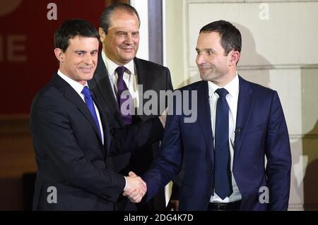 Vainqueur des primaires en lef avant les élections présidentielles de 2017 en France, Benoit Hamon (R) se dresse avec le candidat vaincu Manuel Valls (L) et le parti socialiste général Secreary Jean-Christophe Cambadelis, suite à l'annonce des résultats du deuxième tour des primaires de gauche, au siège du parti socialiste le 29 janvier, 2017, à Paris, France. Photo par Eliot Blondt/ABACAPRESS.COM Banque D'Images