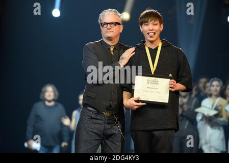 Sanseverino remémite une medaille d'Or a Chih-Han Chao (diabolos, Taiwan-Chine) lors du 38e Festival mondial du Cirque de Demain, au Cirque Phenix, pelouse de Reuilly, Paris, France, le 29 janvier 2017. Photo Edouard BERNAUX/ABACAPRESS.COM Banque D'Images