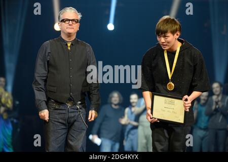 Sanseverino remémite une medaille d'Or a Chih-Han Chao (diabolos, Taiwan-Chine) lors du 38e Festival mondial du Cirque de Demain, au Cirque Phenix, pelouse de Reuilly, Paris, France, le 29 janvier 2017. Photo Edouard BERNAUX/ABACAPRESS.COM Banque D'Images