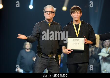 Sanseverino remémite une medaille d'Or a Chih-Han Chao (diabolos, Taiwan-Chine) lors du 38e Festival mondial du Cirque de Demain, au Cirque Phenix, pelouse de Reuilly, Paris, France, le 29 janvier 2017. Photo Edouard BERNAUX/ABACAPRESS.COM Banque D'Images