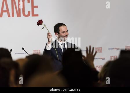 Lauréat des primaires de gauche avant les élections présidentielles de 2017 en France, Benoit Hamon prononce un discours à la suite des premiers résultats du deuxième tour de la primaire, le 29 janvier 2017, au siège de sa campagne à Paris, en France. Benoit Hamon, le gauchiste français, a remporté la nomination socialiste à la présidence lors des élections de cette année, ce qui a facilement battu l'ancien premier ministre centriste Manuel Valls au deuxième tour, des résultats partiels ont été enregistrés le 29 janvier 2017. Photo de Samuel Boivin/ABACAPRESS.COM Banque D'Images