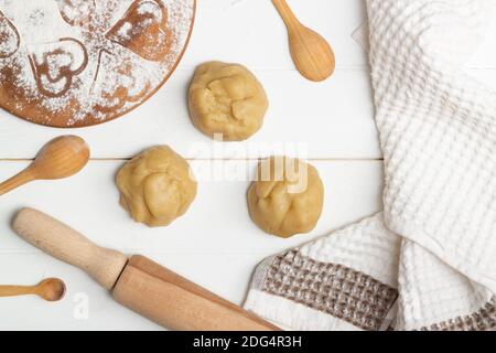 Instructions étape par étape pour la recette du gâteau en forme de cœur. Étape 4. Diviser la pâte en trois parties égales. Pose à plat. Banque D'Images