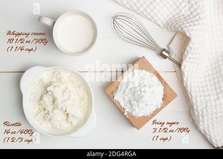 Instructions étape par étape pour la recette du gâteau en forme de cœur. Étape 6, ingrédients pour la crème. Sucre en poudre, ricotta, crème à fouetter. Pose à plat. Banque D'Images