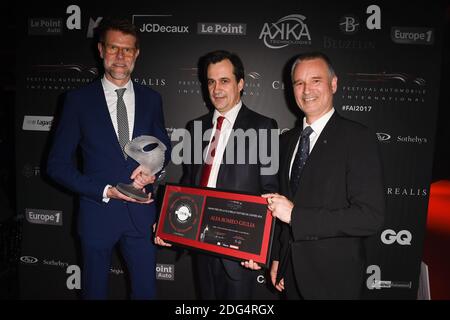 (L) Klaus Busse (responsable de la conception FCA EMEA, (C) Directeur de la marque Sebastien Perrais, (R) CEO FCA France Jerome Monce recevant le prix « la plus Belle votion de l'Annee 2016 » pour l'Alfa Romeo Giuilia lors du 32e Festival International de l'automobile à Paris, France, le 31 janvier 2017. Photo de Laurent Zabulon/ABACAPRESS.COM Banque D'Images