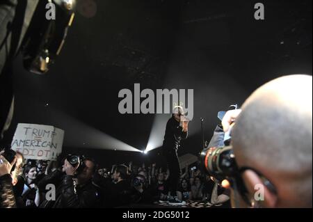 Le groupe de punk rock californien Green Day invente son fan à l'arène accorhotels Arena de Paris, France, le 3 février 2017. Photo de Yasmine Hammou/ABACAPRESS.COM03/02/2017 - Paris Banque D'Images