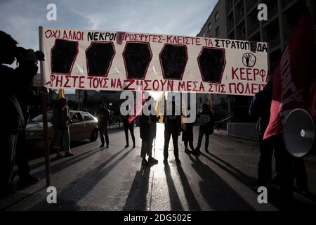 Des manifestants devant le ministère de l'Immigration à Athènes, derrière une bannière avec des cercueils peints qui se lisent : « les laisser vivre dans les villes, plus de réfugiés morts » protestant pour la mort de cinq migrants dans des camps de réfugiés en Grèce. Le 3 février 2017. La Grèce a plus de 60,000 000 réfugiés et migrants sur son sol, le résultat d'une série de fermetures de frontières dans les Balkans et en Europe de l'est l'année dernière. Beaucoup de ces camps sont surpeuplés, en particulier sur les îles qui font face à la Turquie. À Lesbos, il y a près de 5,000 personnes dans des camps théoriquement construits pour en accueillir 3,500, selon les chiffres du gouvernement. Photo de Panayoti Banque D'Images