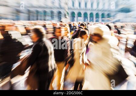 Foule de personnes marchant sur une place de la ville en mouvement effet de flou et de zoom Banque D'Images