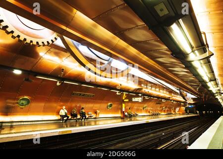 A l'intérieur de la station de métro Arts et Moutiers, ligne 11 à Paris, France Banque D'Images