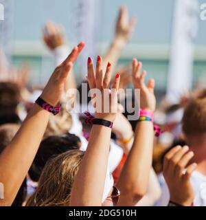 Une foule de gens qui se font les mains pour encourager Banque D'Images