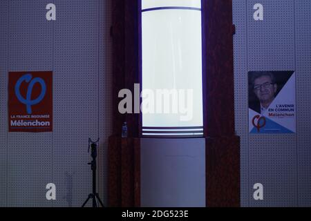 Une photo montre des affiches de campagne sur un mur d'un éclair bleu avant une réunion de campagne montrant un hologramme de candidat à l'élection présidentielle française pour la coalition d'extrême-gauche 'la France insoumettre' Jean-Luc Melenson le 5 février 2017 à la Plaine Saint-Denis, dans le nord de Paris. Melenson et son hologramme sont apparus à Lyon et à Paris en même temps lors d'un double rallye en direct. Photo de Matthieu Alexandre/ABACAPRESS.COM Banque D'Images