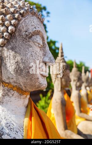 Rangée de sculptures de Bouddha à Wat Yai Chai Mongkon à Ayutthaya, Thaïlande Banque D'Images