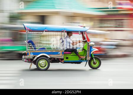 Tuk-tuk traditionnel de Bangkok, Thaïlande, en mouvement flou Banque D'Images