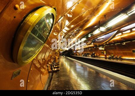 A l'intérieur de la station de métro Arts et Moutiers, ligne 11 à Paris, France Banque D'Images