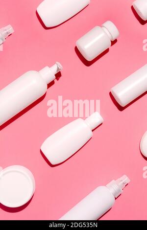 Modèle pour la marque sur fond rose. Tubes, flacons, distributeurs et bocaux. Compléments alimentaires pour la beauté et la santé. Flat lay, vue de dessus Banque D'Images