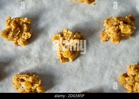 Pâte aux raisins secs et rhum destinée à la cuisson des cookies Une feuille de papier de cuisson Banque D'Images